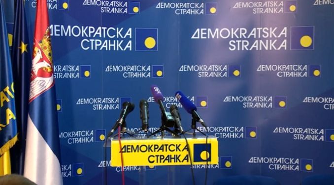 Lutovac upao u centralu DS, maltretira zaposlene, traži šifre računara i da napuste prostorije Lutovac upao u centralu DS, maltretira zaposlene, traži šifre računara i da napuste prostorije