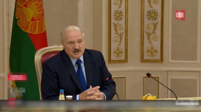 Lukašenkov recept za borbu protiv koronavirusa: TRAKTOR I RAD LEČE SVE