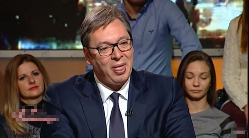 Ne radi se o osobi sa posebnim potrebama, nego o predsedniku Srbije Aleksandar Vucic Jezik 800 1