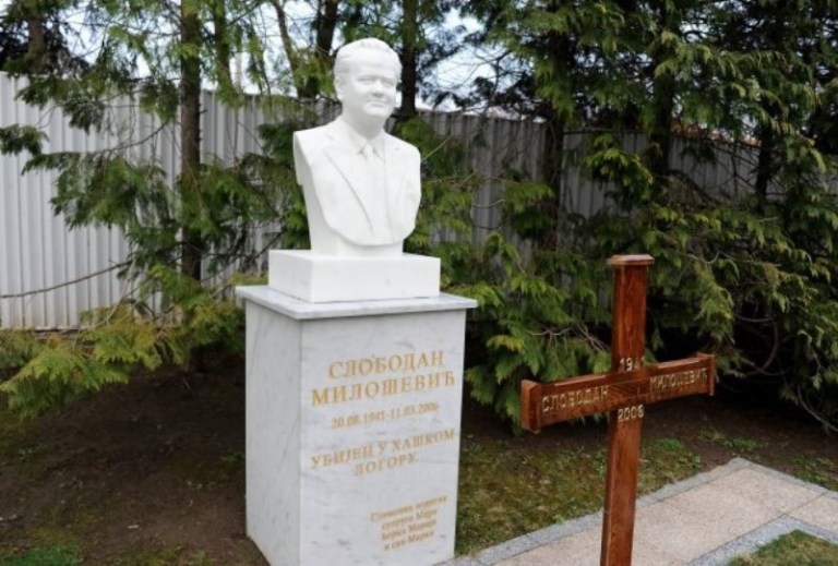 NEREŠENA MISTERIJA: Mozak Slobodana Miloševića zadržan u Hagu, telo poslato porodici!? NEREŠENA MISTERIJA: Mozak Slobodana Miloševića zadržan u Hagu, telo poslato porodici!?