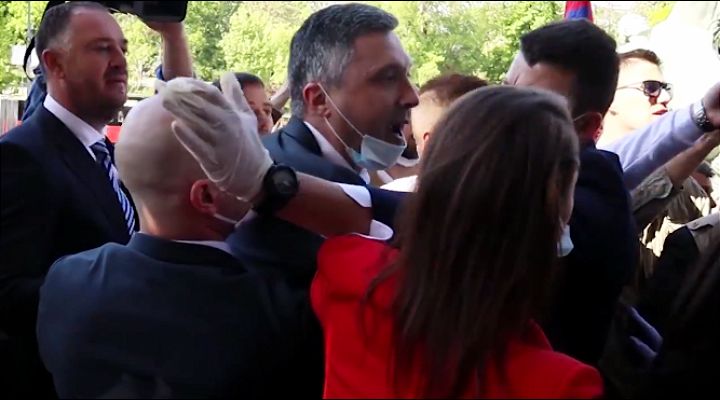 Boško Obradović napadao ministre i poslanike ispred ulaza u Skupštinu Srbije