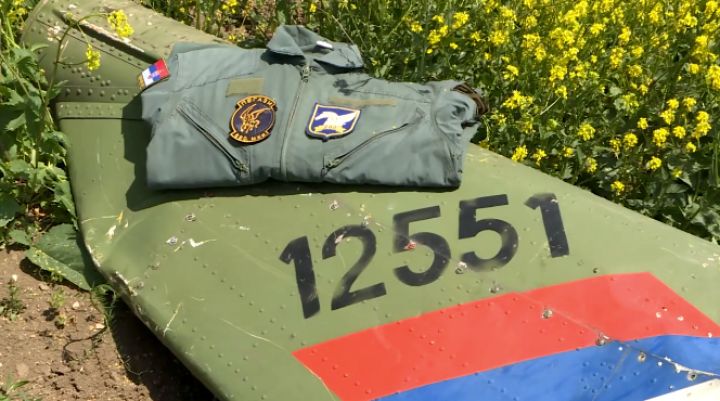 "Gde završavaju heroji našeg naroda": Kolege pilota Mehića sprečile da deo srušenog helikoptera bude istopljen u peći "Gde završavaju heroji našeg naroda": Kolege pilota Mehića sprečile da deo srušenog helikoptera bude istopljen u peći