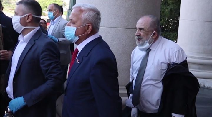Boško Obradović napadao ministre i poslanike ispred ulaza u Skupštinu Srbije