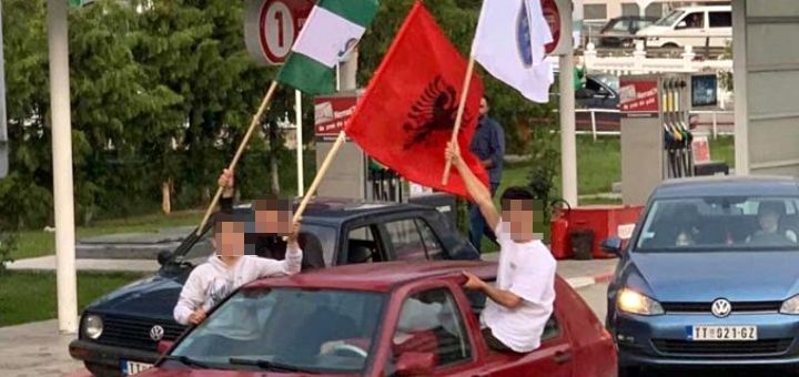Albanizacija Bošnjaka na delu: Na skupovima stranke Sulejmana Ugljanina zloupotreba dece i albanska zastava - nalog stigao iz organizacije „Kosovo za Sandžak“ AlbanskaZastavaSDA 720x340 1