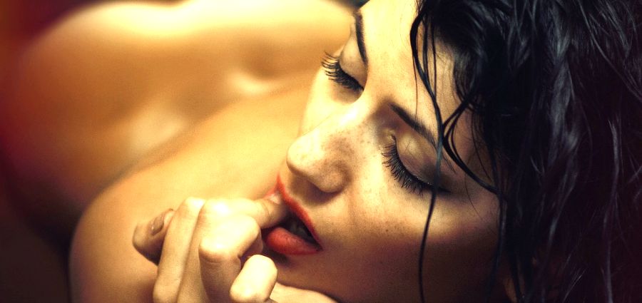 Zena Krevet Seks 900x425 1