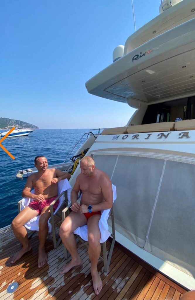 Član Glavnog odbora SNS i gradonačelnik Štrpca uživa na jahti albanskog tajkuna Član Glavnog odbora SNS i gradonačelnik Štrpca uživa na jahti albanskog tajkuna