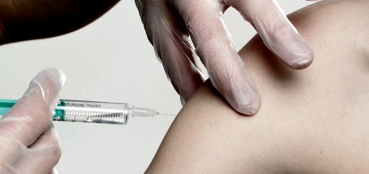 Dobijeno odobrenje za vakcinisanje protiv korona virusa dece od 12 do 15 godina VAKCINA Injekcija 720x340 1