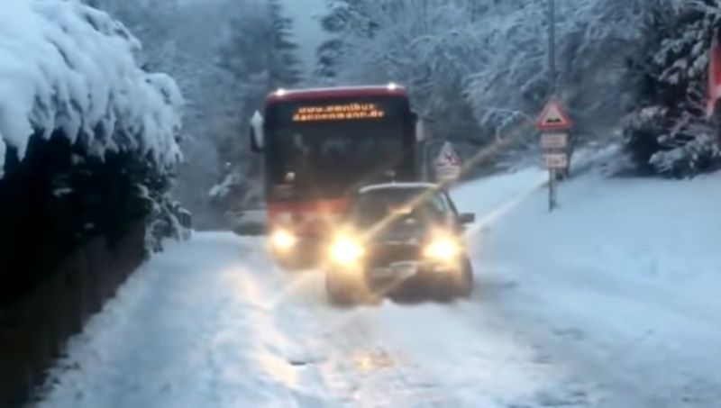Ima li ko jači? Golf izvlači autobus koji se zaglavio u snegu (VIDEO) Golf Autobus 800x450 1