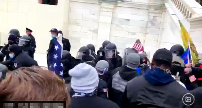 Prekinuto zasedanje Kongresa posle upada Trampovih pristalica, jedna osoba ranjena, Tramp naredio: Vojska kreće na Kapitol PROTESTI Kongres Sad 800X429