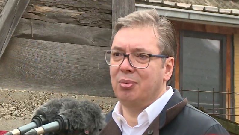 Vučić o prisluškivanju Vučića: "Nisu svi zaslužili značku koju imaju" Vučić o prisluškivanju Vučića: "Nisu svi zaslužili značku koju imaju"