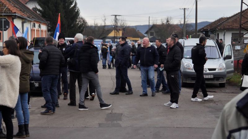 NE DAMO NI METAR ZEMLJE, NI KAP VODE! Zelena patrola na auto-litiji protiv Rio Tinto: Građani ne veruju obećanjima kompanije Auto Litije Rio Tinto Zelena Patrola 4 800x450 1