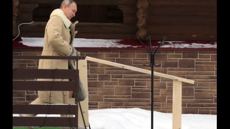Putin zaronio u ledenu vodu na Bogojavljanje (VIDEO) Putin Bogojavljenje 800x450 1