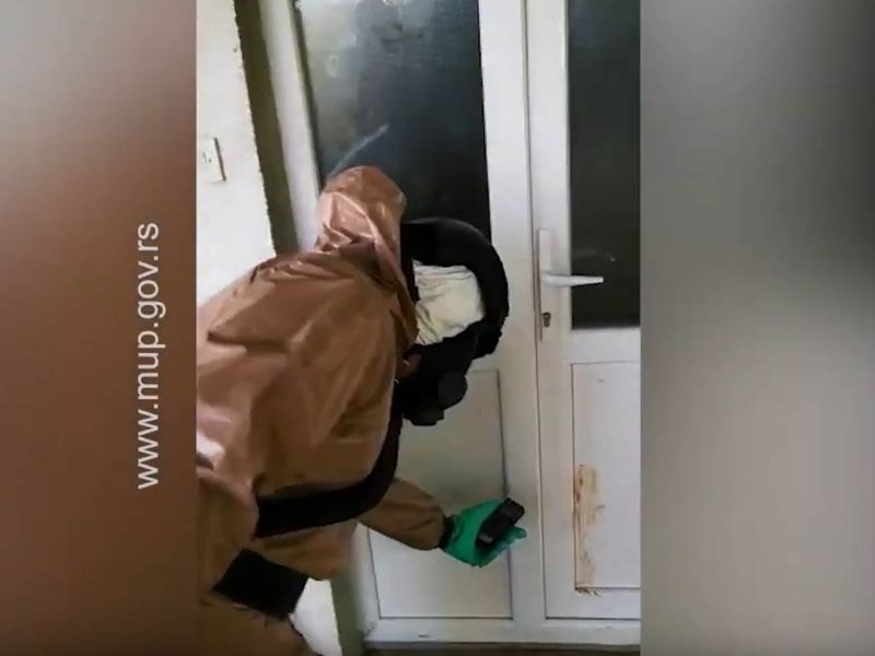 (VIDEO) POLICAJCI U SPECIJALNIM ODELIMA UPALI U KUĆU KOD TOPOLE: Pronađeno 160 kilograma zasada marihuane i tri kilograma suve Policija Upad 800x600 2
