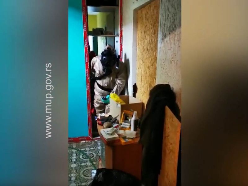 (VIDEO) POLICAJCI U SPECIJALNIM ODELIMA UPALI U KUĆU KOD TOPOLE: Pronađeno 160 kilograma zasada marihuane i tri kilograma suve Policija Upad 800x600 3