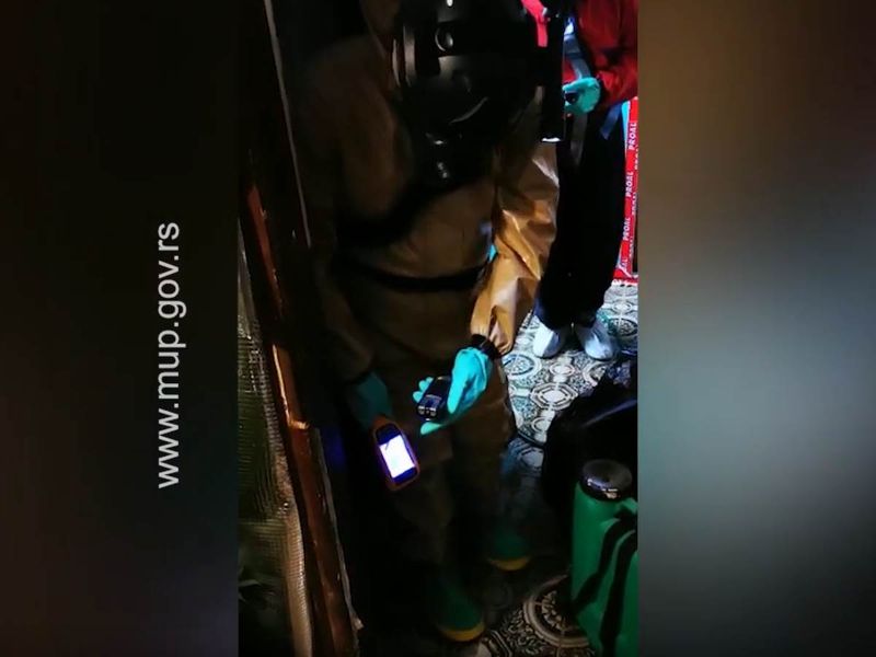 (VIDEO) POLICAJCI U SPECIJALNIM ODELIMA UPALI U KUĆU KOD TOPOLE: Pronađeno 160 kilograma zasada marihuane i tri kilograma suve Policija Upad 800x600 5