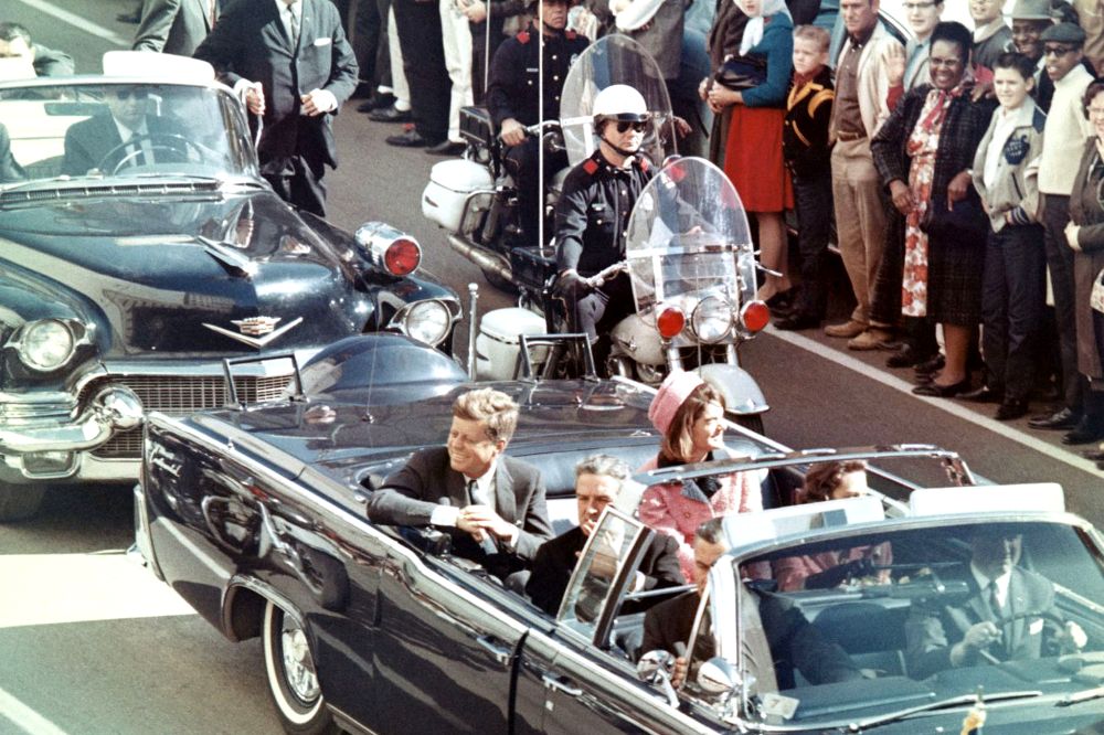 Na današnji dan je ubijen Kenedi OLIVER STOUN: Pokušaj državnog udara (VIDEO) JFK Limousine Kenedi Ubistvo 2