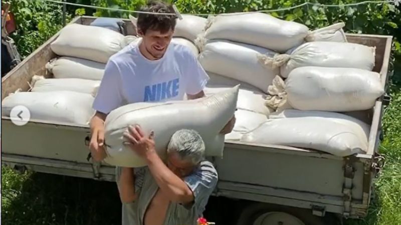 Bobi Marjanović pomaže dedi, nosi džakove u rodnom selu (VIDEO) Bobi Marjanovic 800x450 1