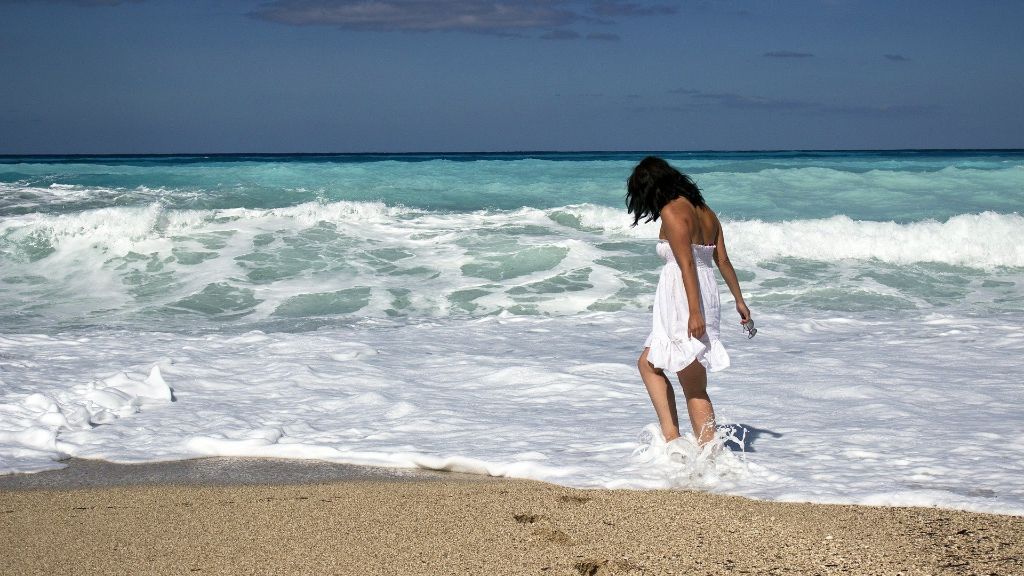 Nove rigorozne kazne za turiste širom sveta: Ako skupljate kamenčiće na plaži, možete platiti i do 1000 evra Devojka More Talasi 1024x576 1