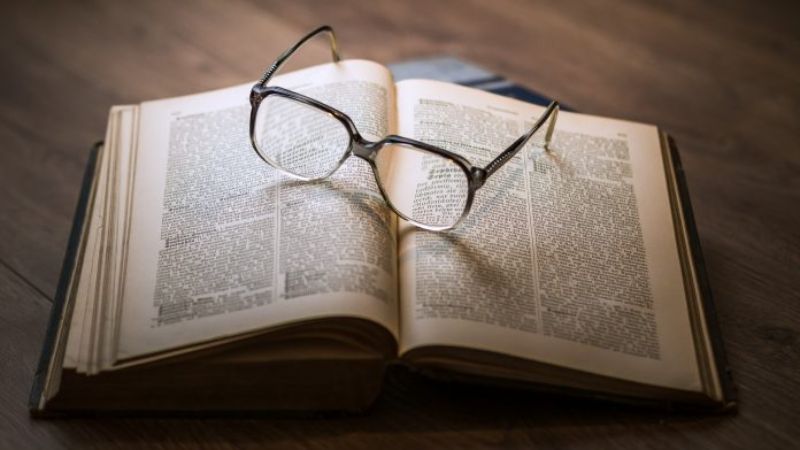 Vratili knjigu u biblioteku posle 50 godina Knjiga Naocare 800x450 1
