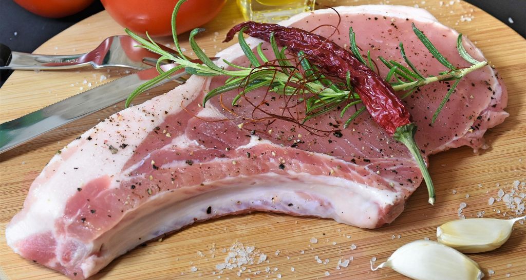 Cene skaču: Svinjsko meso poskupelo 20% Svinjetina Svinjsko Meso Kremenadla 1024x576 1