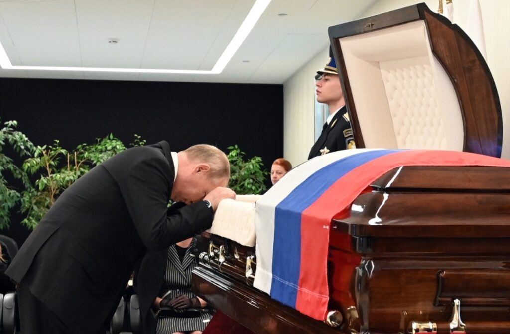 Slike koje su obišle svet: Putin u dubokoj žalosti nad odrom svog saradnika (FOTO/VIDEO) PUTIN 1024x670