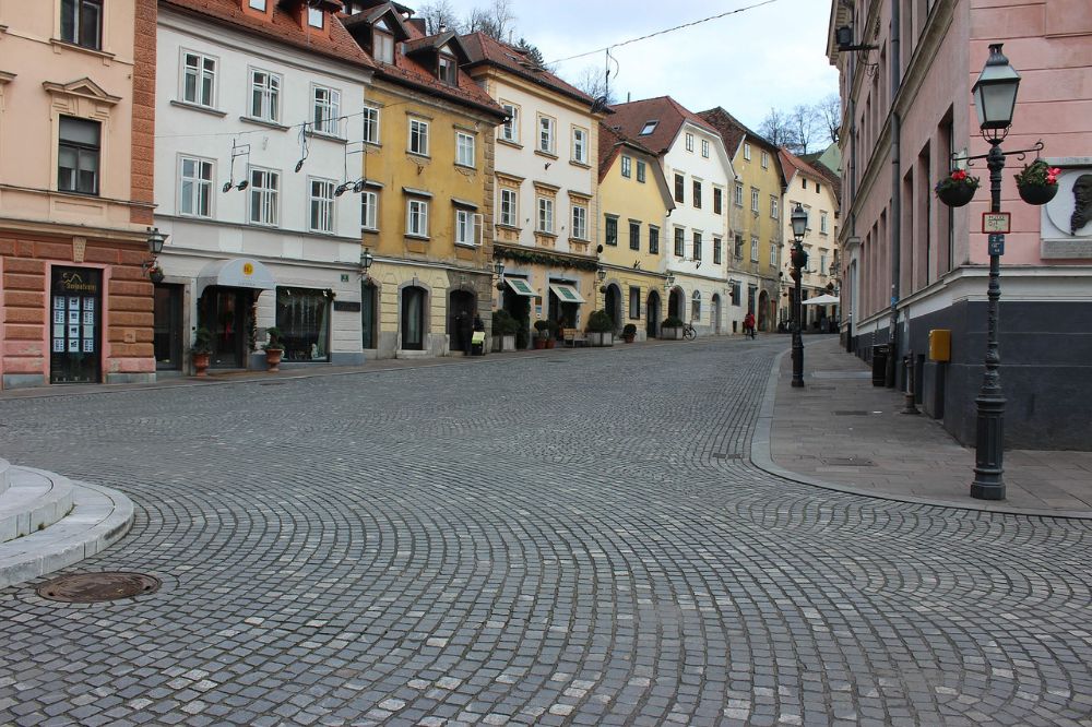 Slovenački epidemiolozi predložili vladi uvođenje lokdauna na deset dana Ljubljana 1000X666