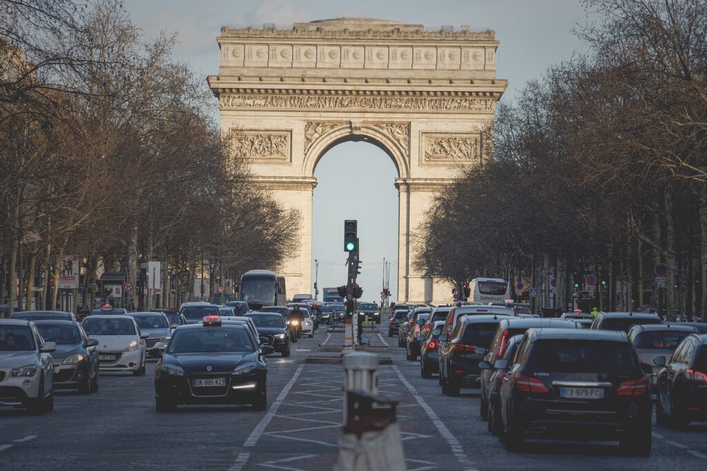 Pariz Jelisejska Polja Sanzelize Trijumfalna Kapija 1024x682
