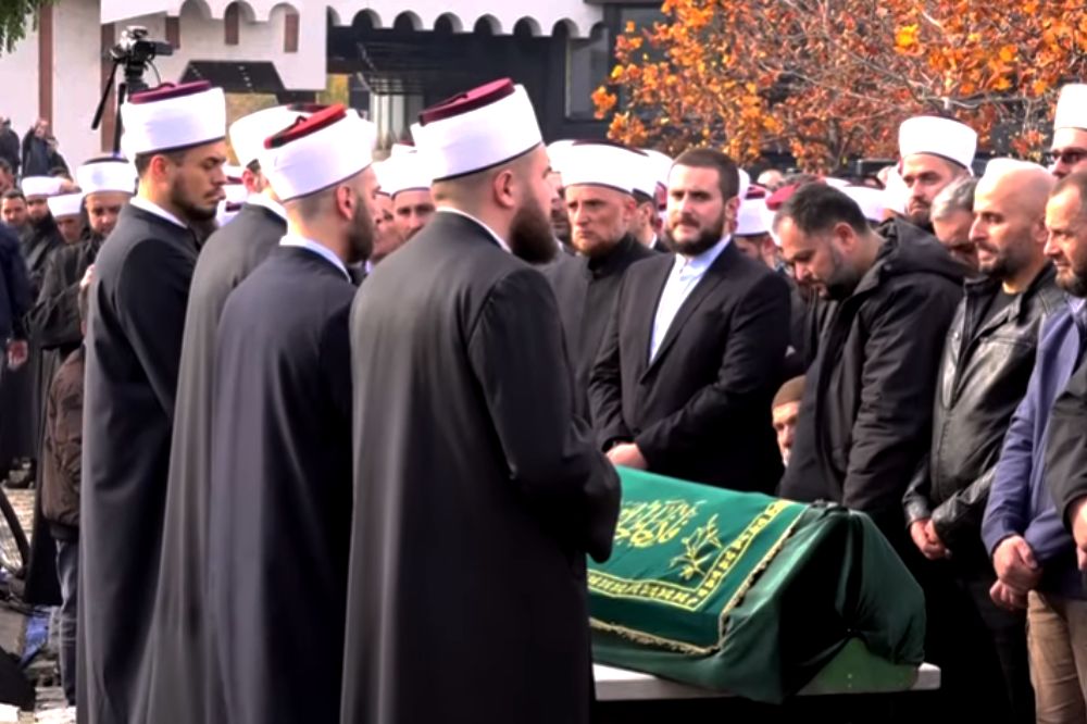 Sahranjen Muamer Zukorlić (VIDEO) Sahrana Muamera Zukorlica 1000x666 1