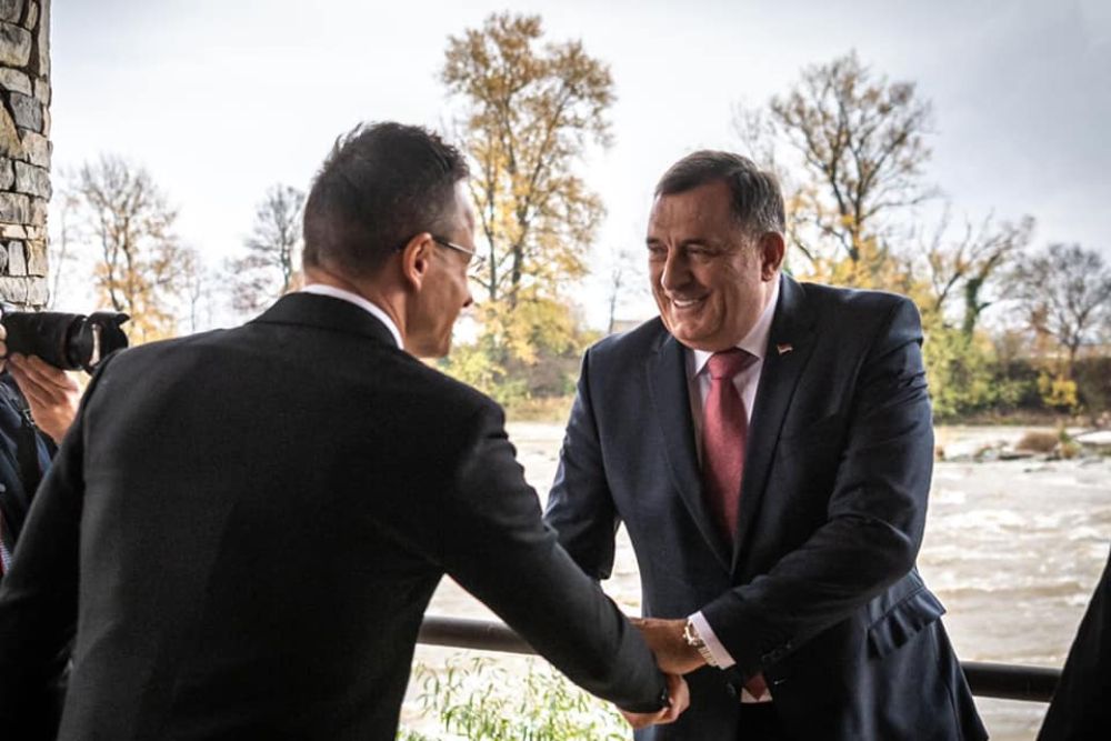 Mađarska će staviti veto na eventualne sankcije Dodiku Dodik Sijarto 1000x667 1