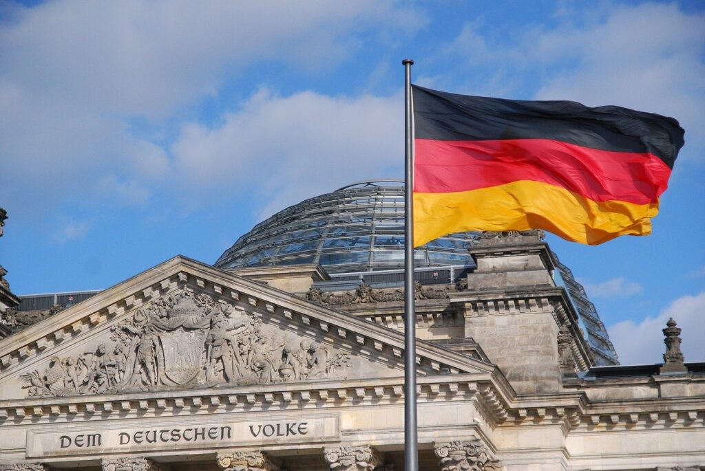 U Nemačkoj uhapšeno 25 osumnjičenih za planiranje državnog udara: Uhapšeni sudija, bivši poslanici, oficiri. Vođa im je Hajnrih XIII Nemacka Zastava Bundestag 1024x685