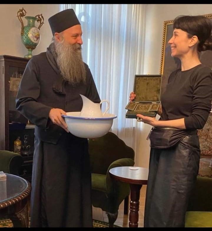 Vernici SPC: Umesto da obiđe KiM, on razmenjuje poklone sa nabeđenom pop zvezdom sumnjivog kvaliteta Porfirije Konstrakta