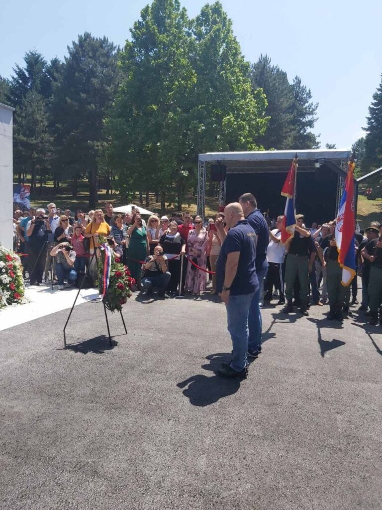 Otkriven spomenik borcima sa Paštrika, niko od perjanica vlasti se nije pojavio: "Ništa i niko ne sme da stane na njihovom putu izdaje" 284182329 3156979107875956 481811066899456054 N 768x1024