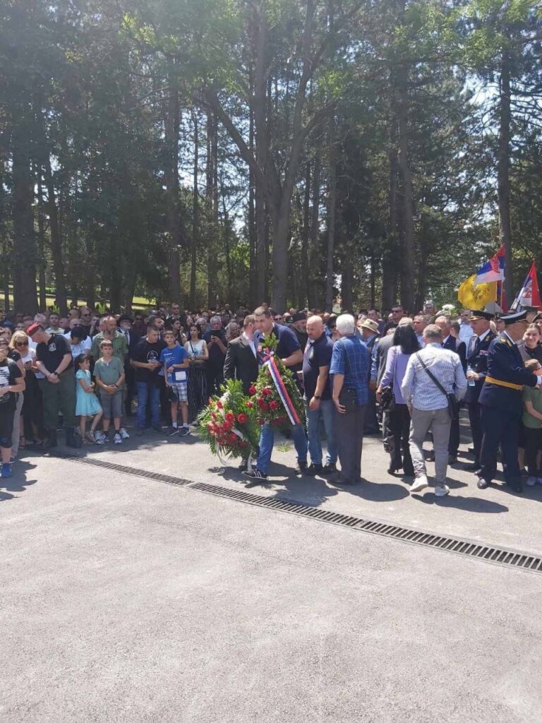 Otkriven spomenik borcima sa Paštrika, niko od perjanica vlasti se nije pojavio: "Ništa i niko ne sme da stane na njihovom putu izdaje" 284679560 3156978984542635 6729332033536008206 N 768x1024