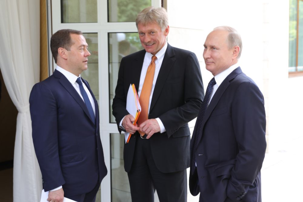 Medvedev: Ukrajina može u NATO, ali bez Kijeva Putin Medvedev Peskov 1000x666 1
