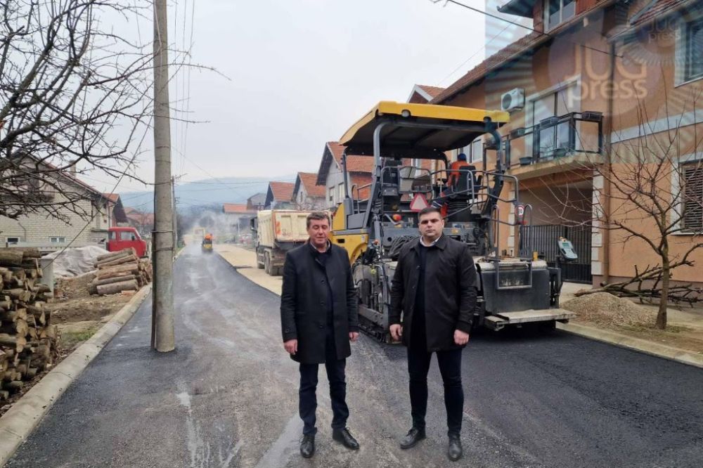 U Vlasotincu asfaltiraju ulicu oko bandere Leskovac Asvalt Bandera Ff 1000x666 1