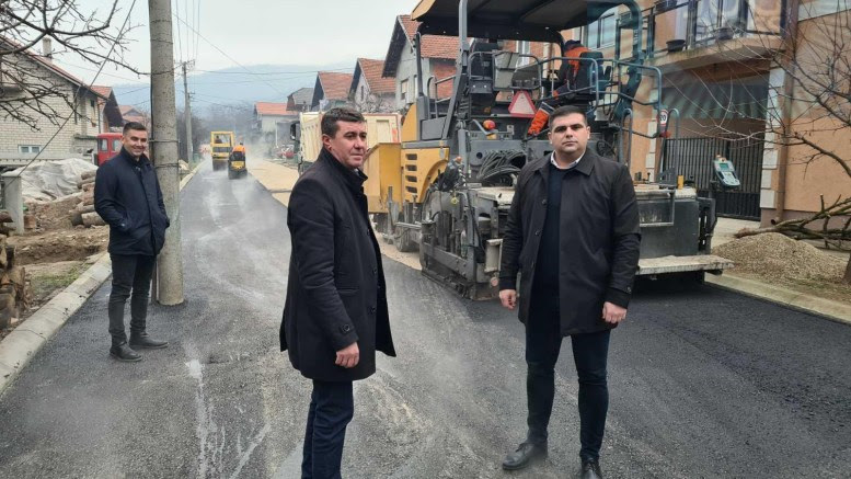 U Vlasotincu asfaltiraju ulicu oko bandere Leskovac Asvalt Bandera