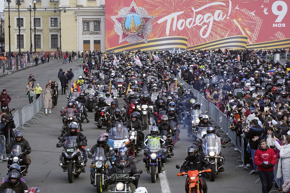 Noćni vukovi krenuli u patriotsku vožnju od Moskve do Berlina: "Da ne izneverimo svoj narod" Bikers ride at the Palace Square decorated for the Victory Day military parade which will take place on May 9 to celebrate 78 years after the victory in World War II, during a festival marking the beginning of the motor biking season in St. Petersburg, Russia, Saturday, April 29, 2023. The sign reads 'Victory!'. (AP Photo/Dmitri Lovetsky)