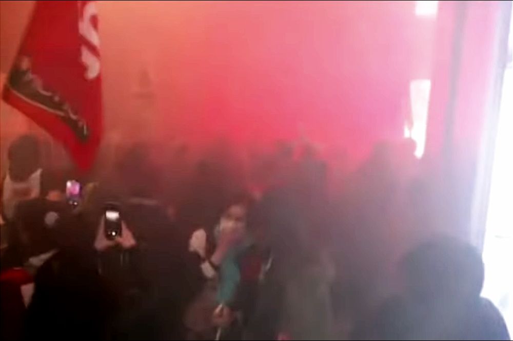 Sindikalni aktivisti upali u sedište Luja Vitona u Parizu (VIDEO) Demonstracije Pariz Luj Viton 1000x666 1