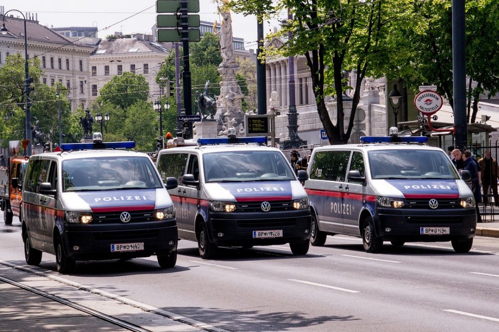 SRBIN UHAPŠEN U BEČU: Pretio ubistvom u "lajvu" pa tražio pištolj Policija Austrija 1000x666 1