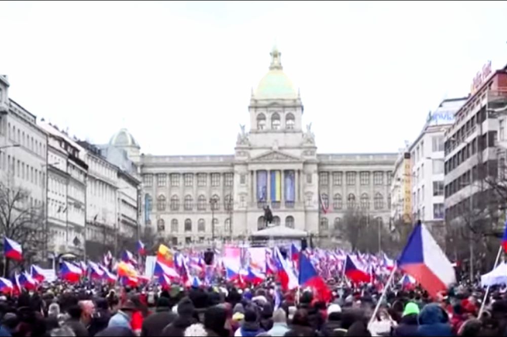 Desetine hiljada na antivladinom protestu u Pragu: „Napolje iz NATO-a“, „Ne ratu“, „Lažljiva vlada i mediji“ Protest Prag Ceska 1000x666 1