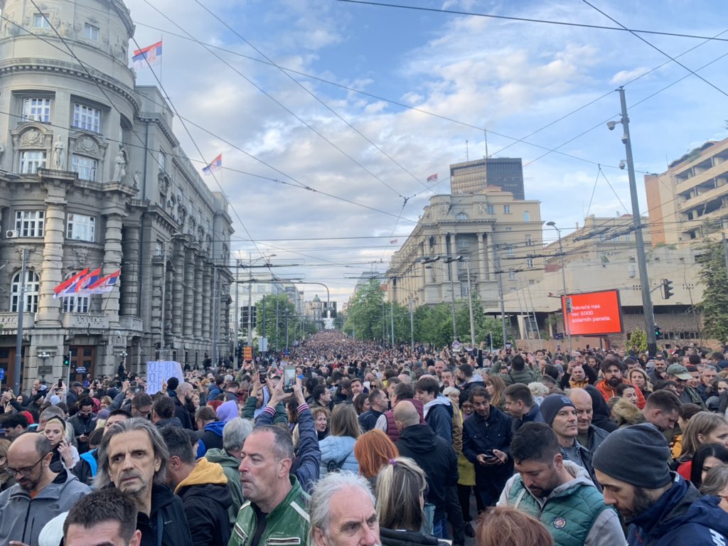 Protest "Srbija protiv nasilja": Desetine hiljada ljudi blokiralo Gazelu, "Aco Srbine, robija ti je ne gine" 20230512 204023