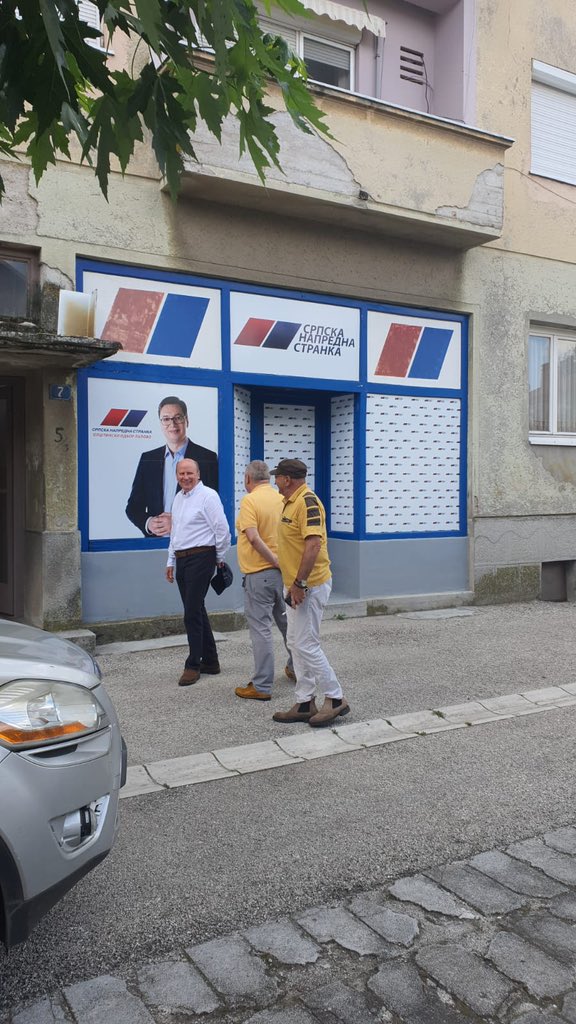 Milivojević i Đorđević spremili pljeskavice za Vučića FzkAAplWAAEdvd5
