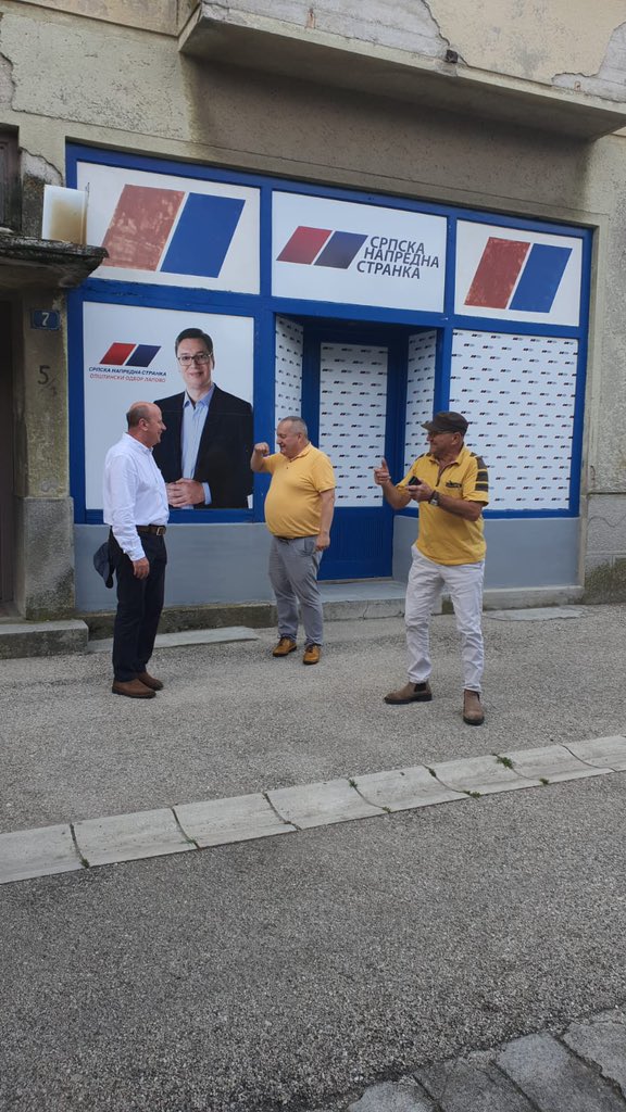 Milivojević i Đorđević spremili pljeskavice za Vučića FzkAAsYX0AAt5T7