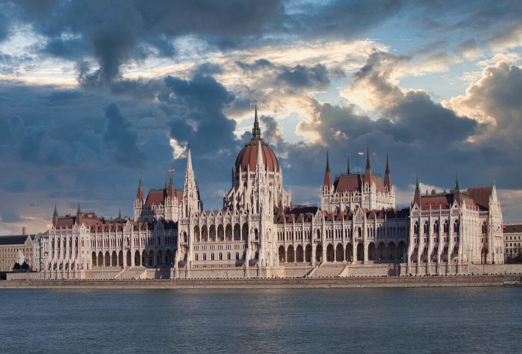 Hungarian Parliament Building MADJARSKA PARLAMENT 1024x696