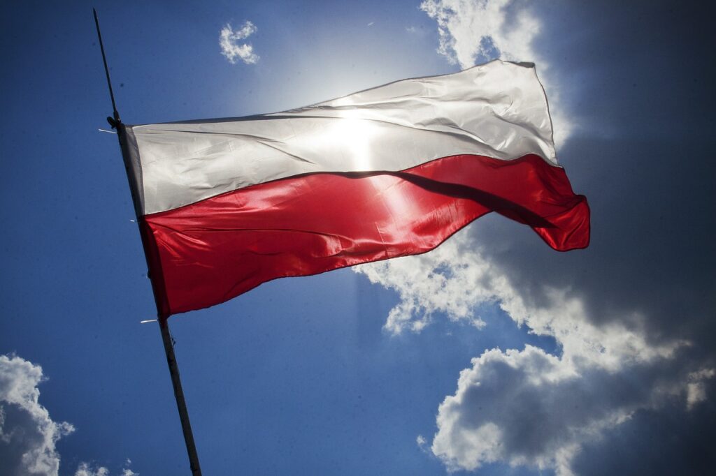 Poljaci će uz izbore odlučivati na referendumu o ogradi na granici sa Belorusijom Zastava Poljska 1024x682