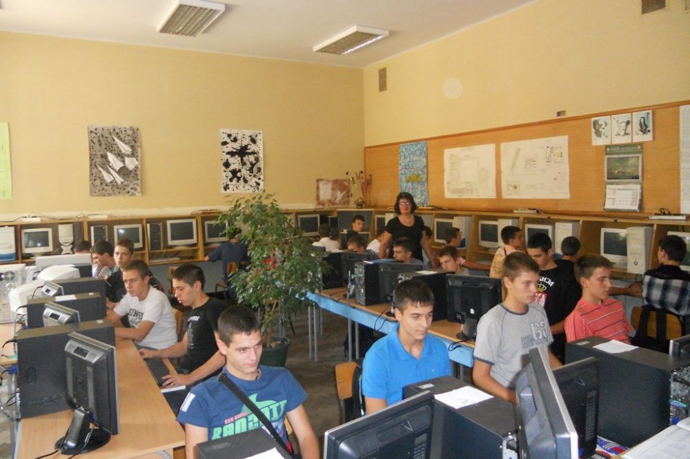 Vojne stipendije za učenike srednjih škola Srednja Skola Djaci Ucenici Foto MO