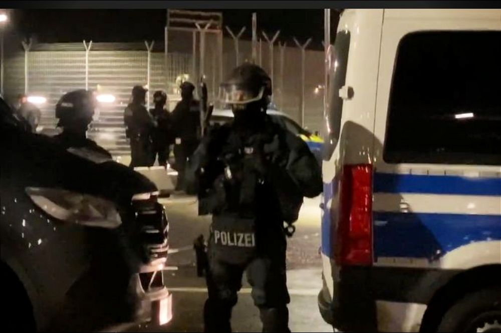 Drama na aerodromu u Hamburgu: Naoružani muškarac vozilom uleteo na pistu, dvoje dece taoci /video/ Policija Nemacka