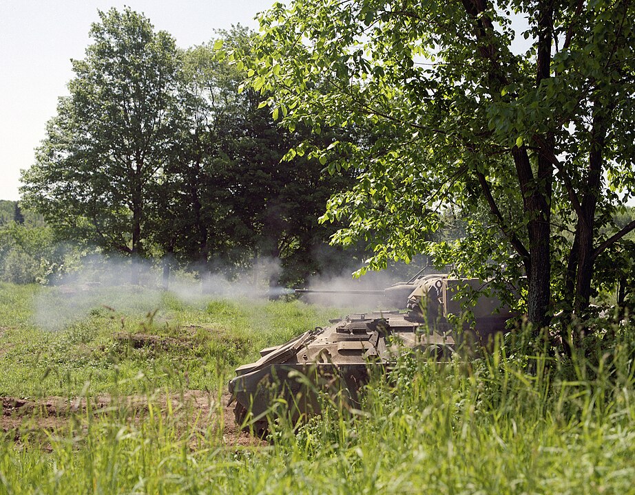 Prvi kontigent američih borbenih vozila Bredli stigao u Hrvatsku 922px M2 Bradley Concealed Firing Bredli