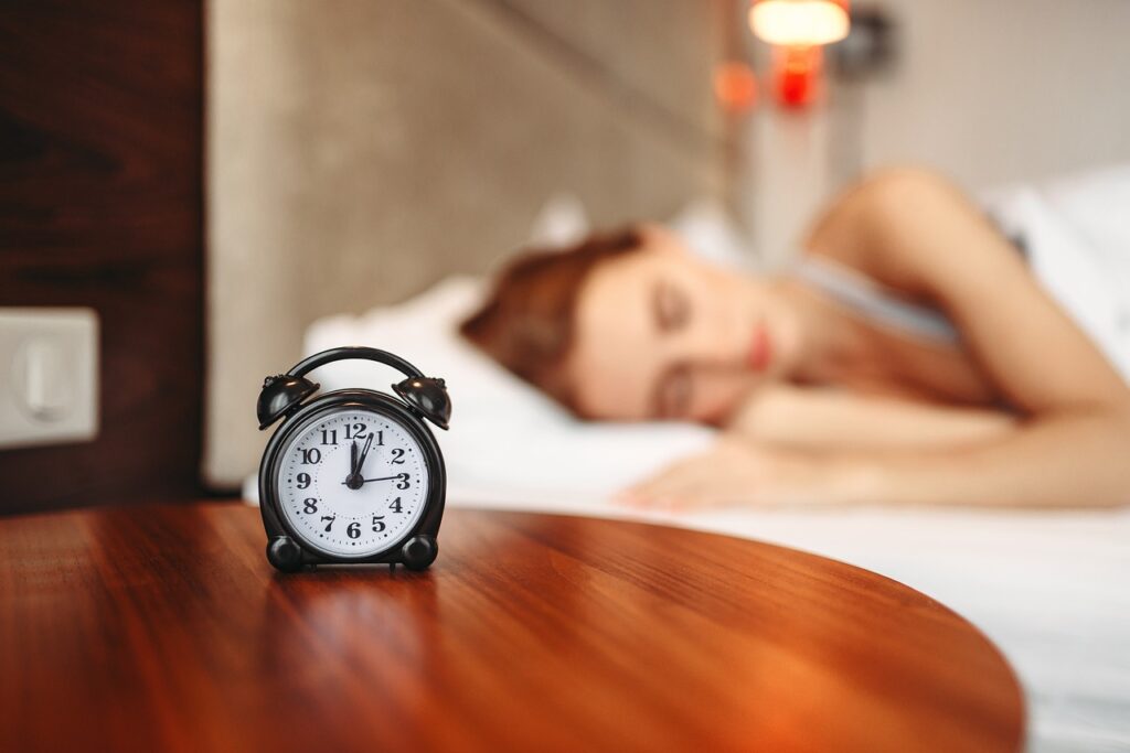 Prisilno buđenje može povećati rizik od ovih bolesti Alarm Clock Devojka Sat Budjenje 1024x683