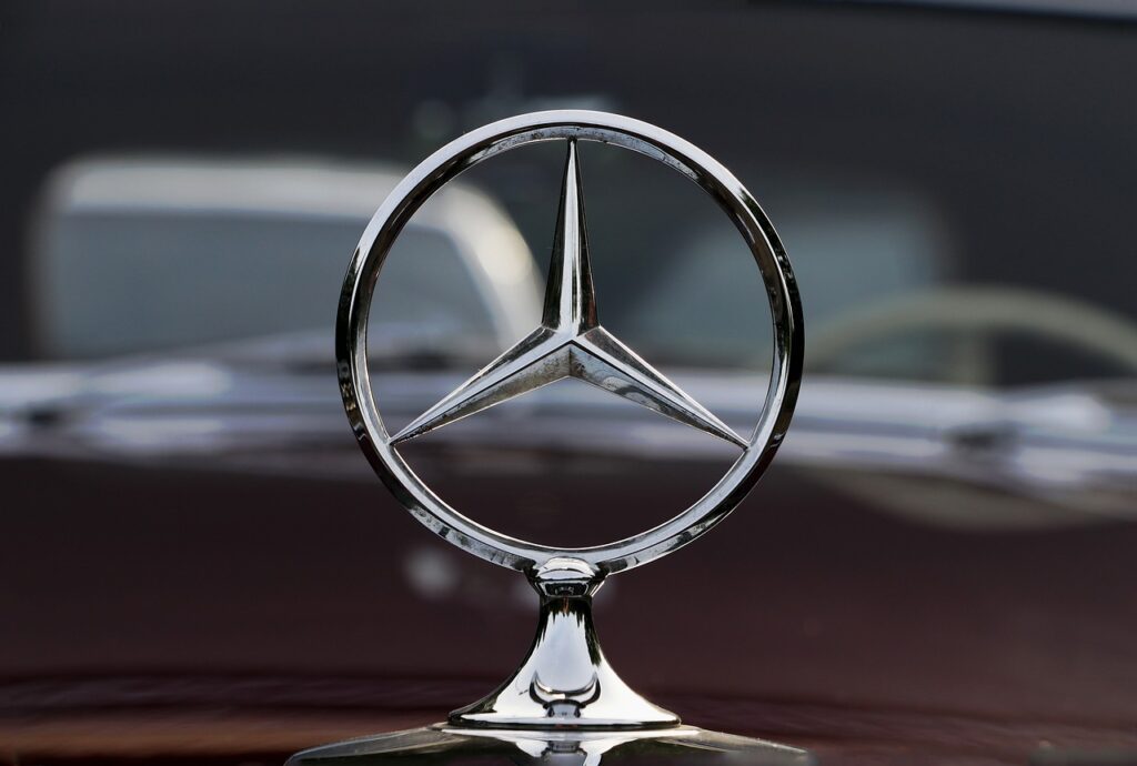 Koje marke su najčešće u saobraćajnim nesrećama? Jedan brend "neslavni šampion" Mercedes Znak 1024x690